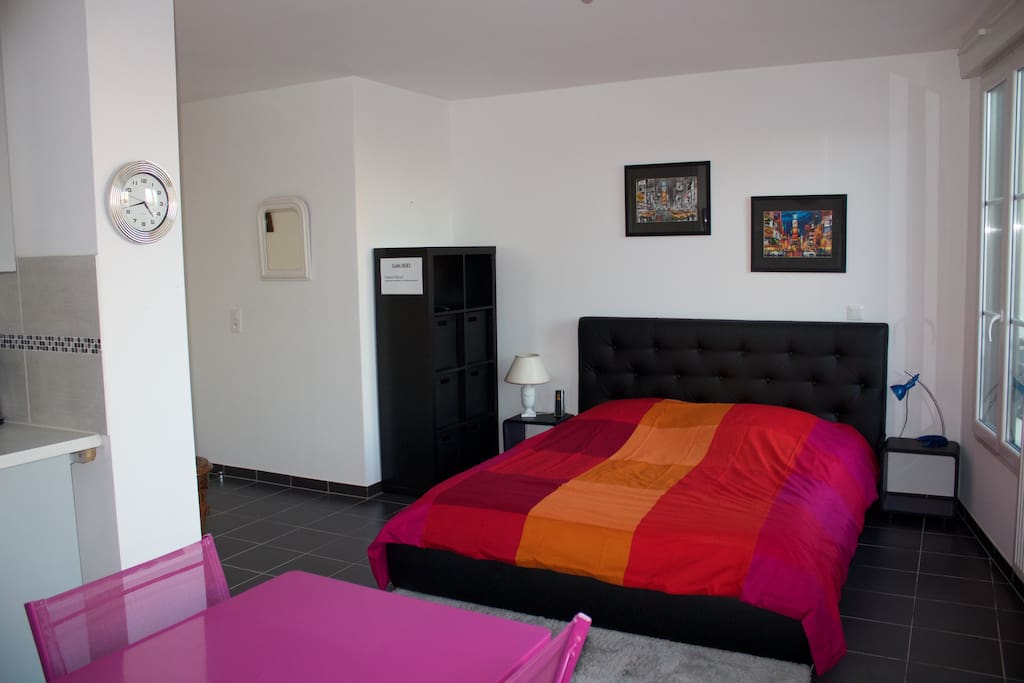 Lit Queen Size 160x200, 2 grandes fenêtres, cuisine ouverte, TV