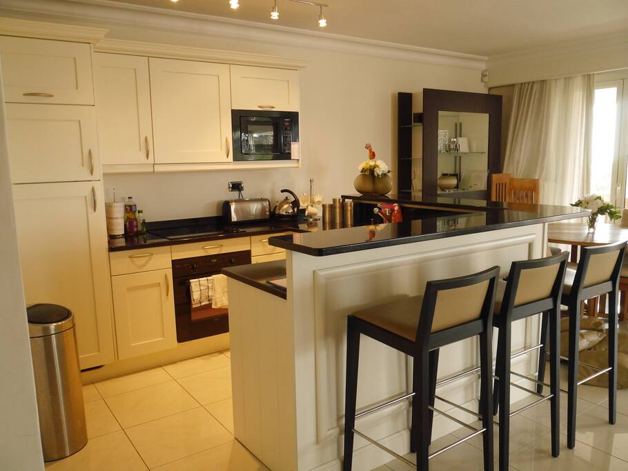Kitchen with breakfast bar