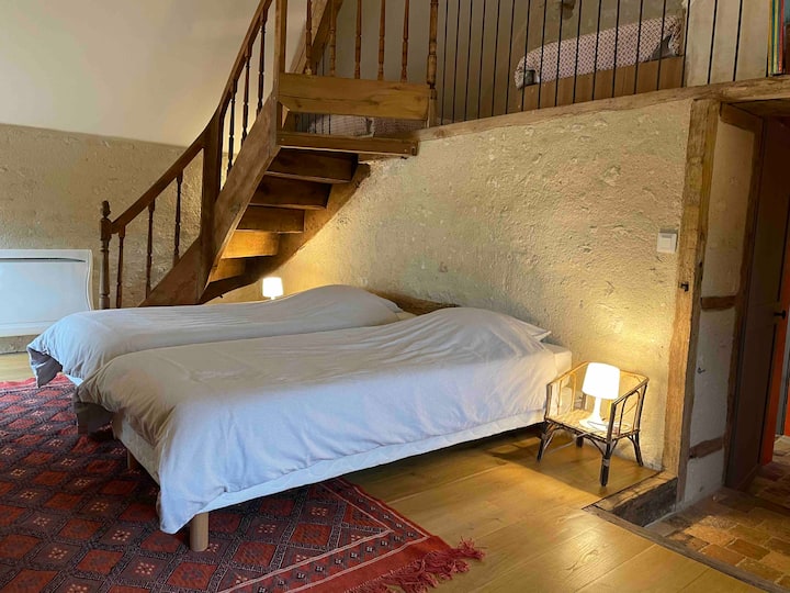 dhomë gjumi 3 : 4 krevate tek 
2 poshtë dhe 2 në mes të dhomës 