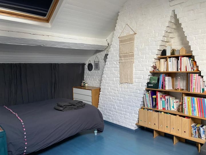 habitación en el 3er piso, muy amplia, escritorio, cama cómoda de 140 X 190,  baño con ducha e inodoro