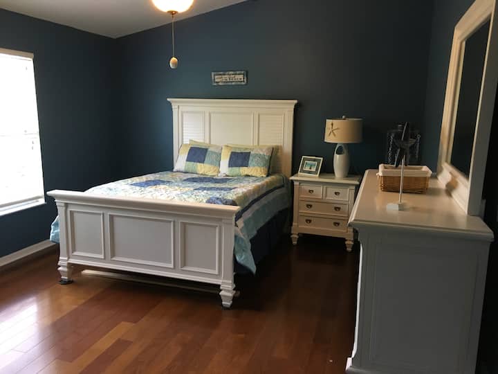 Chumba cha kulala cha ghorofa kilicho na kitanda cha ukubwa wa kifalme