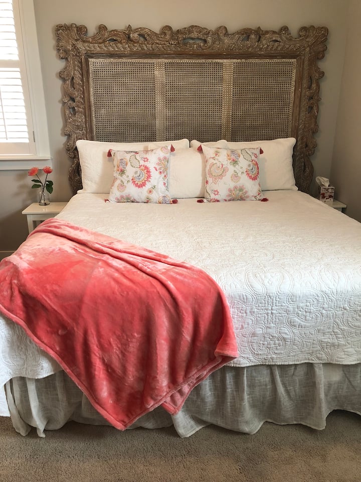 Спална соба со брачен кревет за гости на горниот кат 