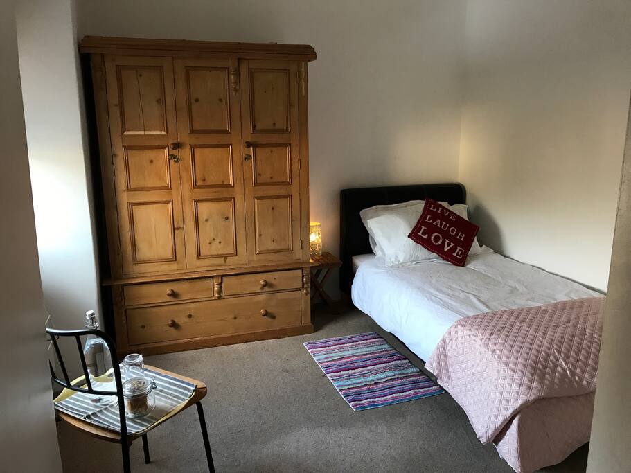 Quiet location, spacious room, good light.