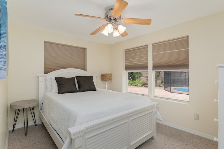 dormitorio con cama tamaño queen