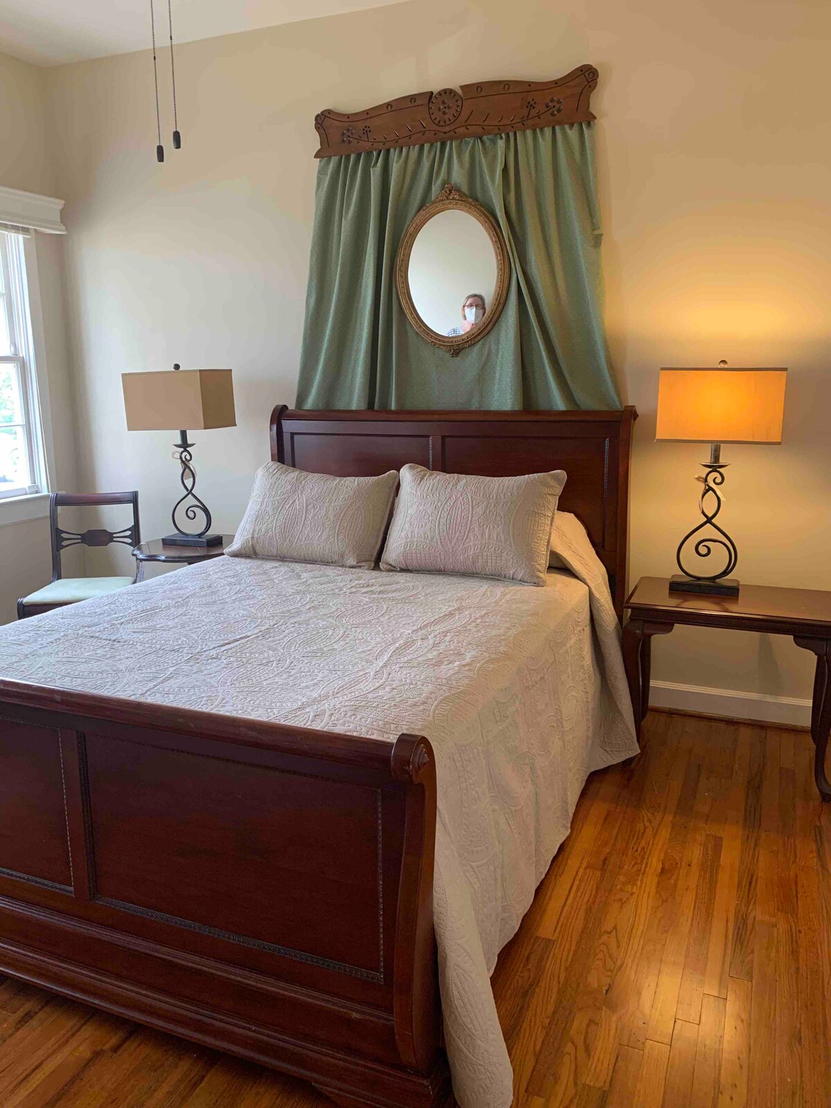 Master Bedroom...queensize bed,  tv, plafondventilator en een grote kast.