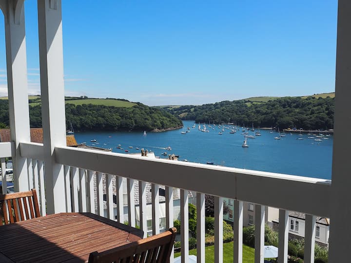 Seascape-Stunning views, 2 bed, sleeps 4, parking.