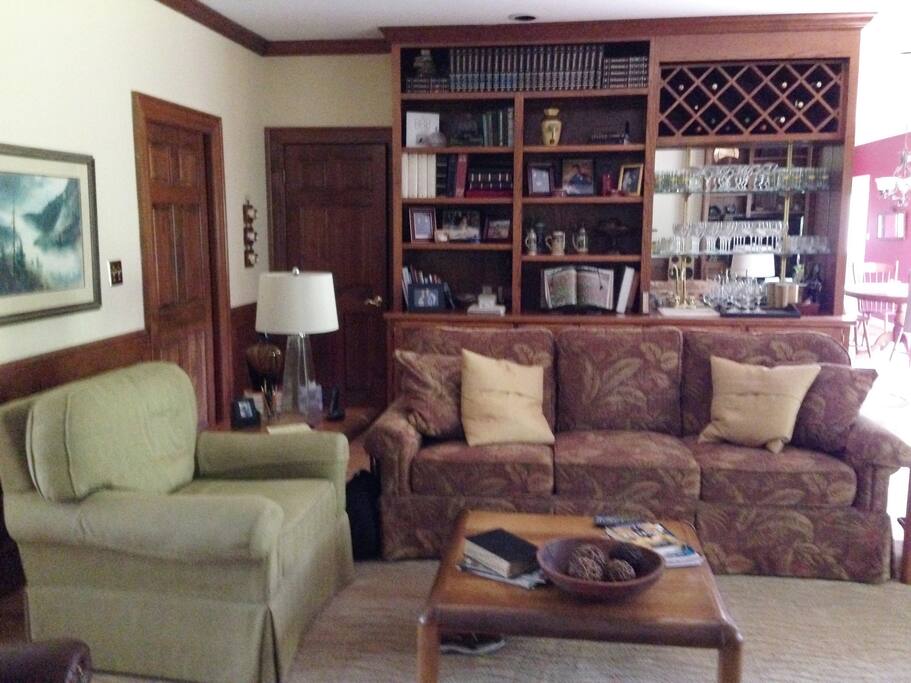 Family room w/wetbar