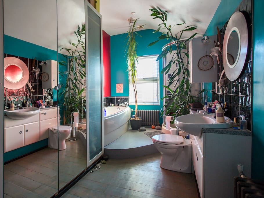 Large ensuite bathroom.