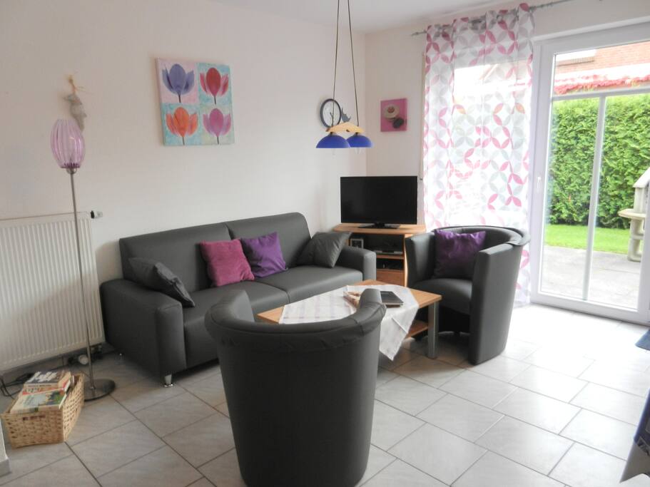Wohnzimmer mit grosser Terrassentüre