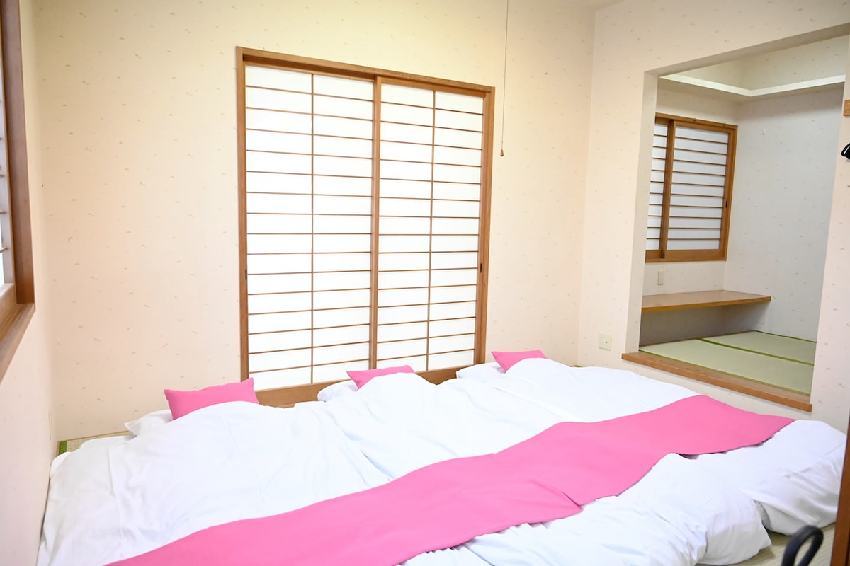 ห้องพัก ROOM2 ด้านหลังชั้น 1 (3 คน)
ฟูกที่ 3 สามารถตั้งค่าได้
มีห้องเรียนเล็กๆอยู่ด้านหลังจึงสะดวกเขียนจดหมายหรือทำงานเล็กน้อย
