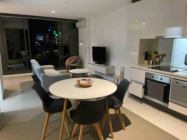 Bright & cozy 2 bedroom apartment with city views