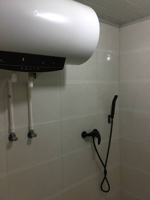 可以手机远程控制的热水器 你出去游玩的时候 它就可以烧热水啦