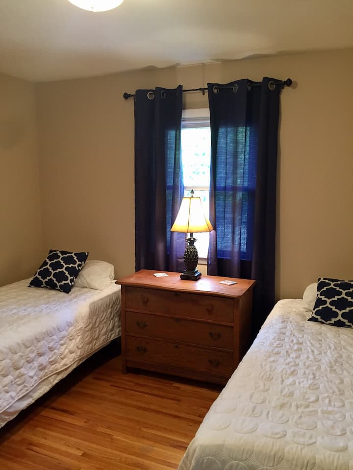 غرفة النوم في الطابق الرئيسي #3
سريران مزدوجان