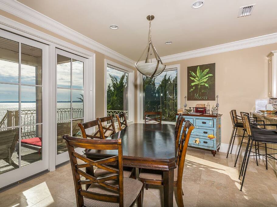 Chair,Furniture,Dining Room,Indoors,Room