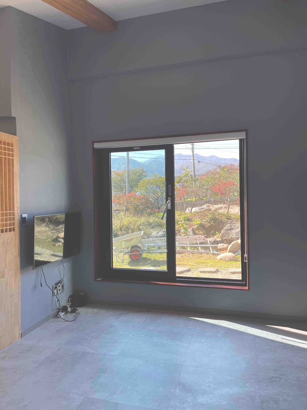 Je to štúdio s televízorom a pripojením na internet. 