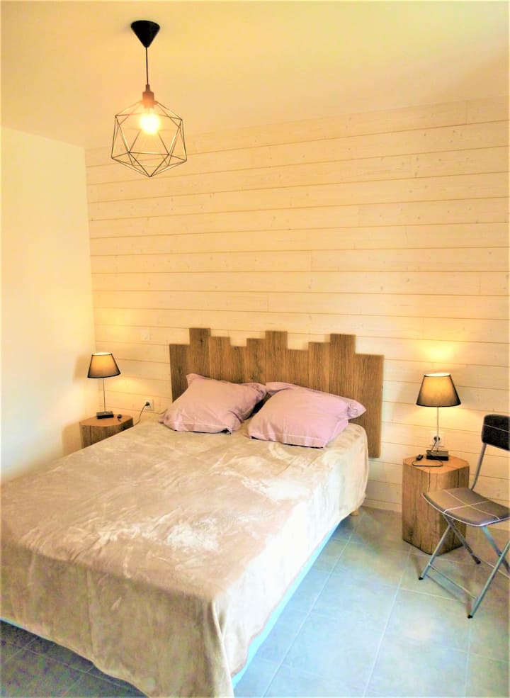 Dhoma gjumi1:
1 140 krevat, dhomë zhveshjeje...