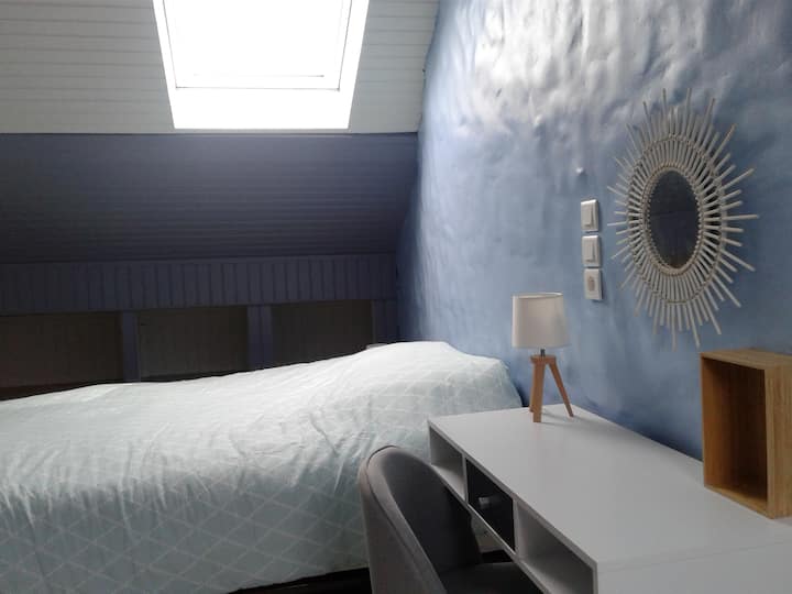 从楼梯可以看到双人床