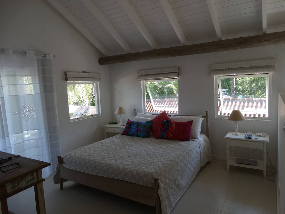 suite 1 com cama de casal e varanda