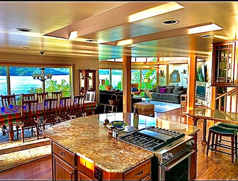 +Luxe Lakefront for 12+Private Beach/Dock/Gameroom