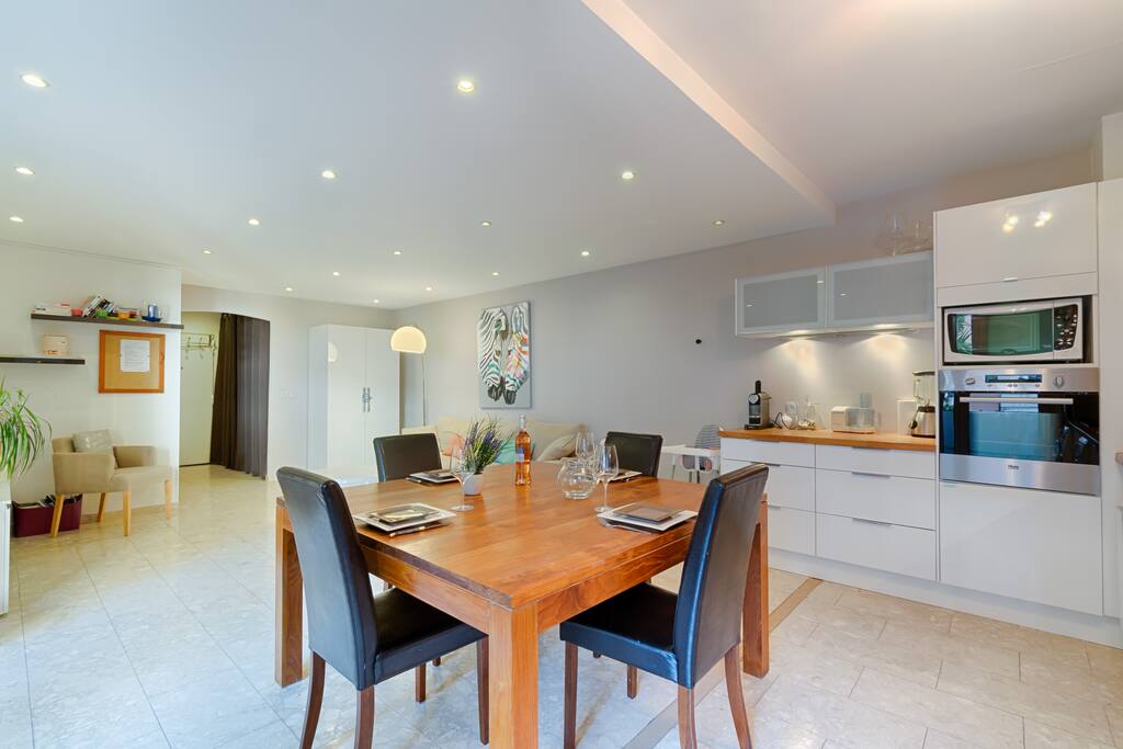 Spacious living room and fully equipped kitchen