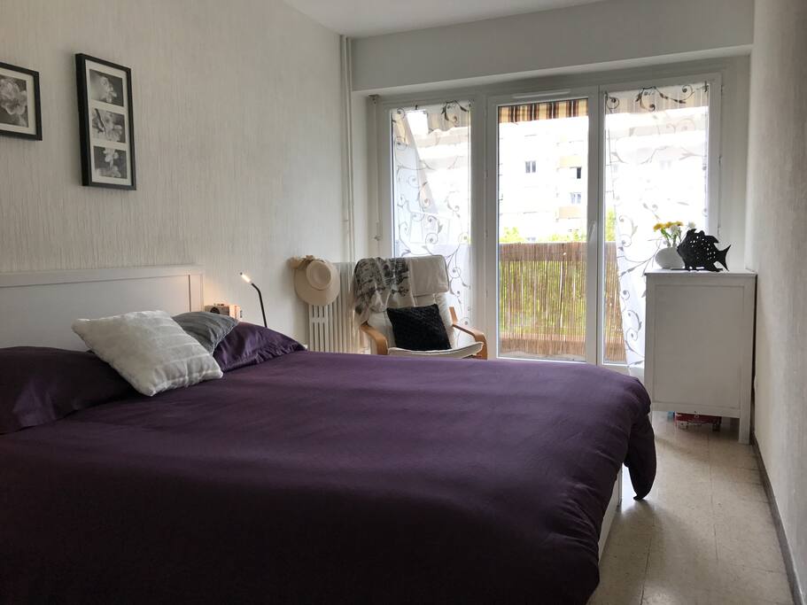 Chambre avec lit queen-size et accès balcon