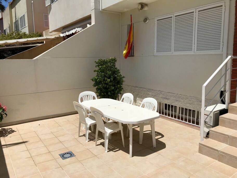 EN: Front patio
ES: patio de la entrada