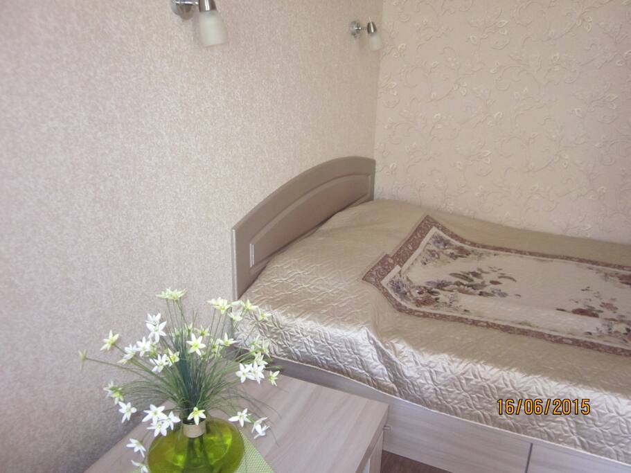 большая двуспальная кровать