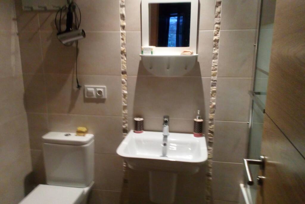 Baño privado dentro de la habitación matrimonial. Con bañera.