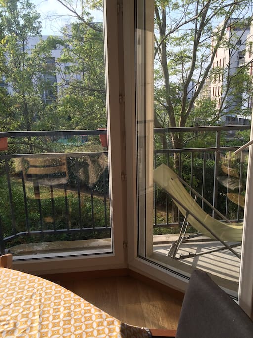 Baie vitrée et balcon orientés Sud-Ouest
