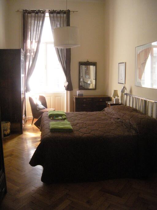 Peaceful bedroom with a huge bed / Un havre de paix avec un lit géant