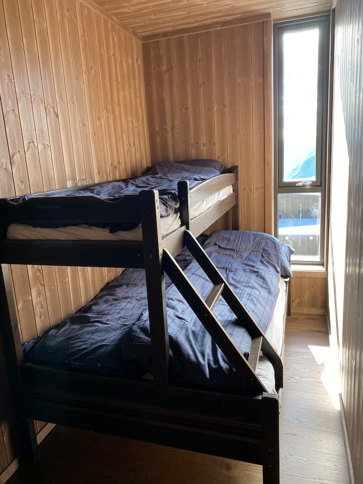 Litera familiar en la habitación más pequeña, así como un tocador para guardar ropa.