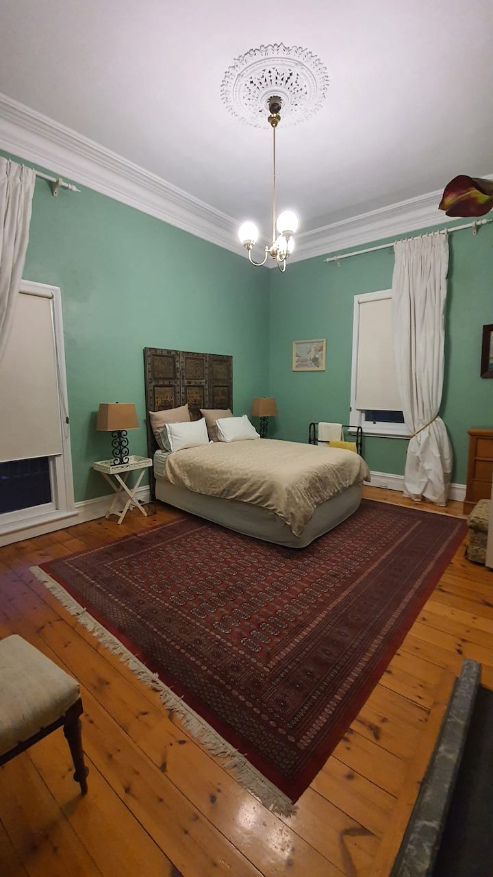 Спална соба 2 Спална соба која се наоѓа на 1 кат.  Во оваа соба има телевизор за гледање .