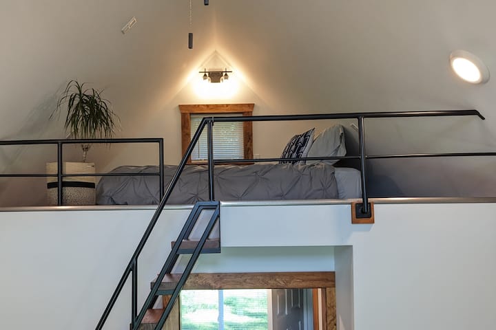 Loft con una cama tamaño queen