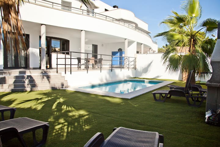 Holidays beach house with pool