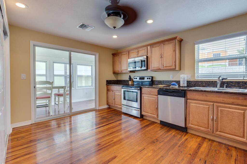 Full kitchen has all major appliances, dishware, and cookware