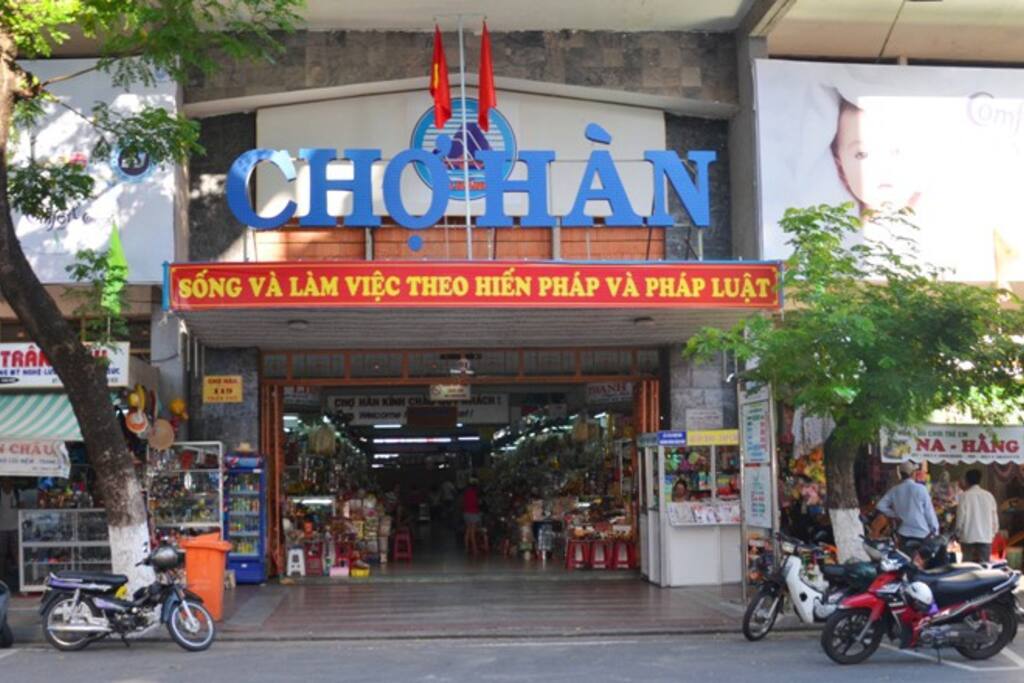 The most important trading point of Da Nang City, Han market is popular among local and tourist alike