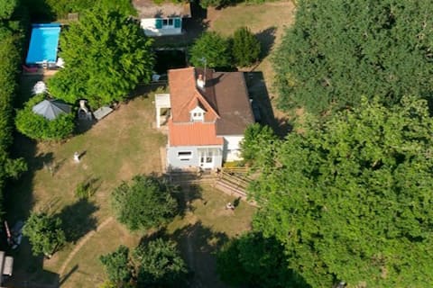 Charming house and pool, in large property
