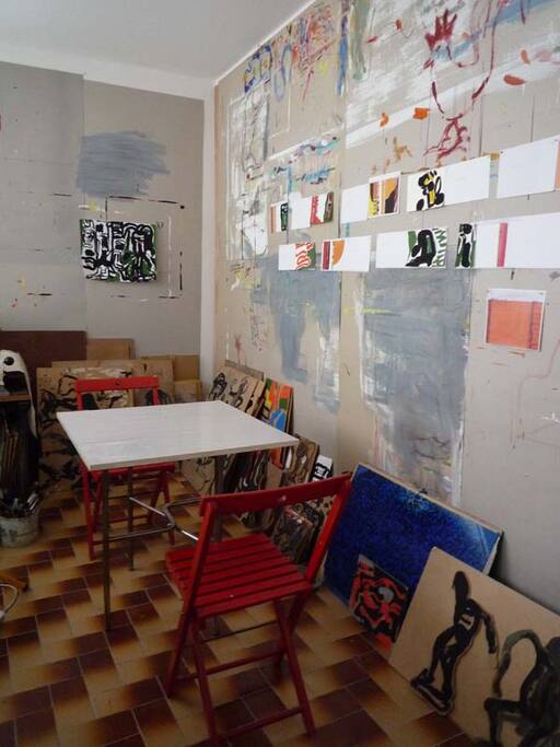 This studio is sometimes also used as an artist's studio : )