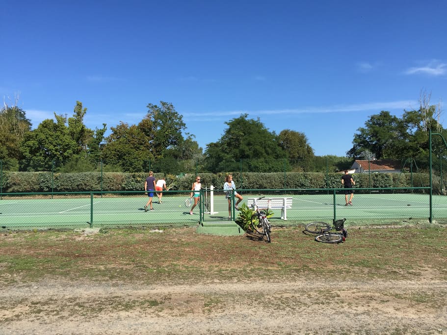 Terrain de tennis dans la pâture