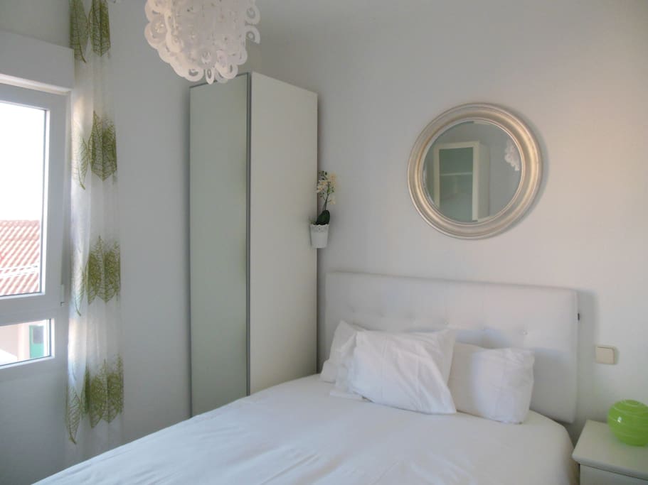 acogedor dormitorio sunny & quiet bedroom