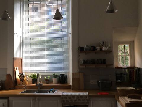 Spacious, quiet room, Glasgow South Side flat