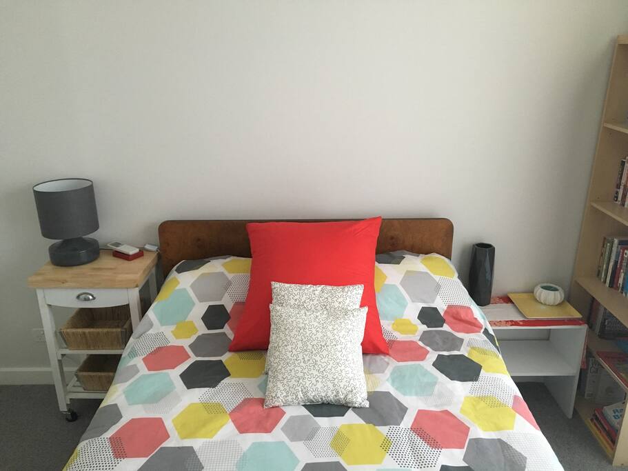 A very comfy double bed!