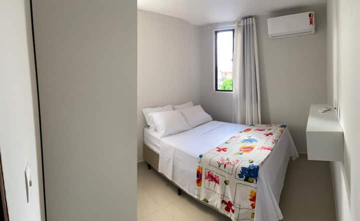 Prozračna društvena soba s bračnim krevetom, garderoberom i klima-uređajem 