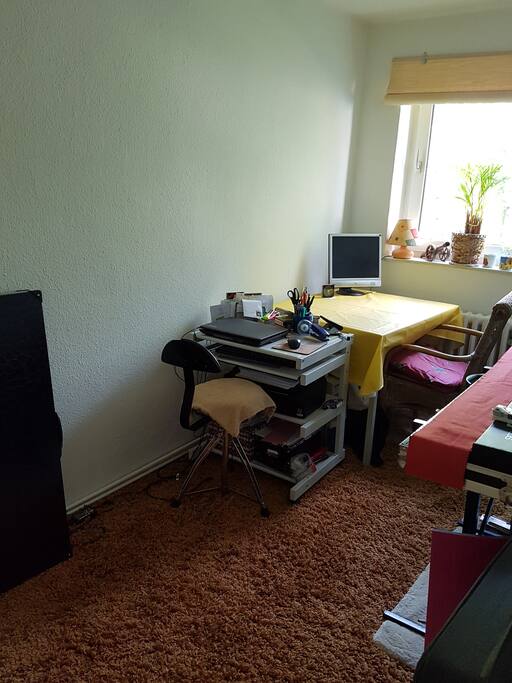 Arbeitszimmer wird zum Fussbodenschlafzimer umfunktioniert