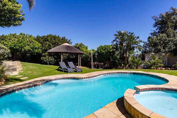 Camps Bay Spacious Loft Apartment With Ocean Views gallery image 4