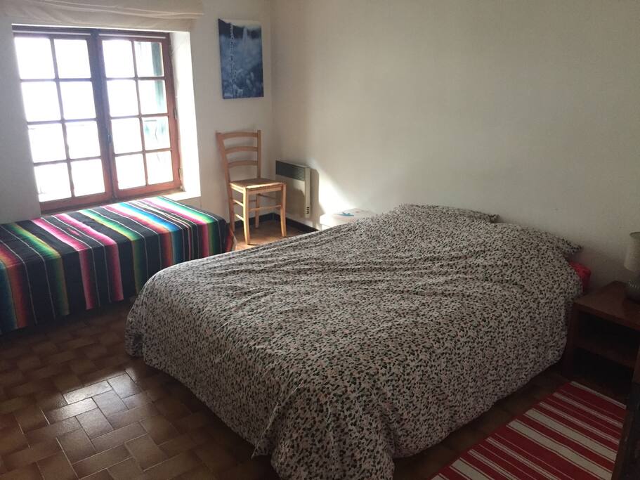 Possibilité de dormir à 3 dans la chambre, placard pour ranger vos vêtements.