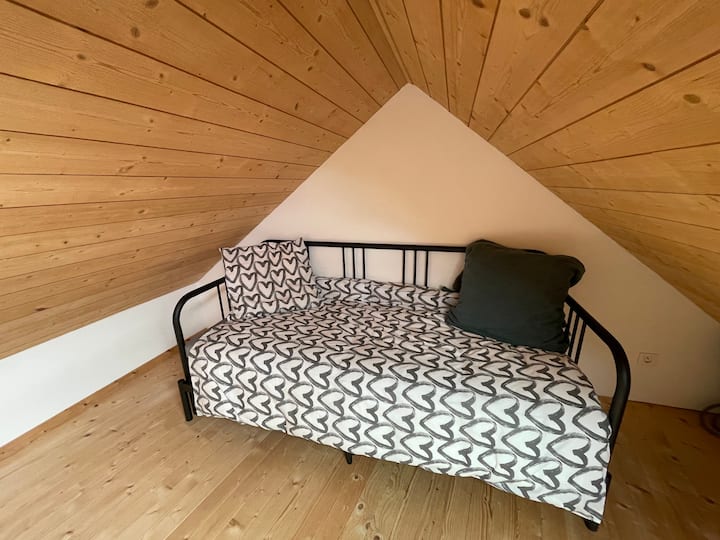 מיטה נפתחת אחת או שתיים על קומת הביניים.