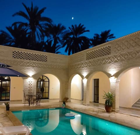 Cheerful 4 bedrooms villa with pool (Entire place)