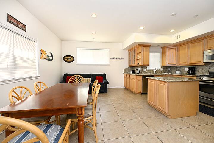 *VIEWS* Modern Town Home + Dual Master Suites gallery image 5