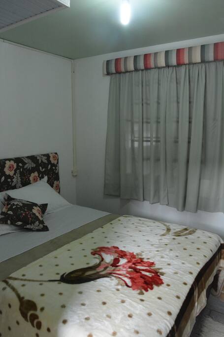 Para os casais: quarto de casal com 9m².